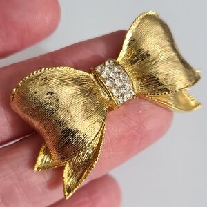 Vintage 3D Bow Brooch Rhinestones Textured Gold Tone Estate Vtg Elegant Jomaz ?